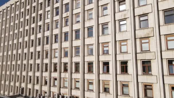 Wiele okien budynku zbudowanego w stylu byłego ZSRR — Wideo stockowe