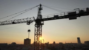 Şafakta şehirde bir inşaat sahasında vinç. Kyiv, Ukrayna. Hava görünümü