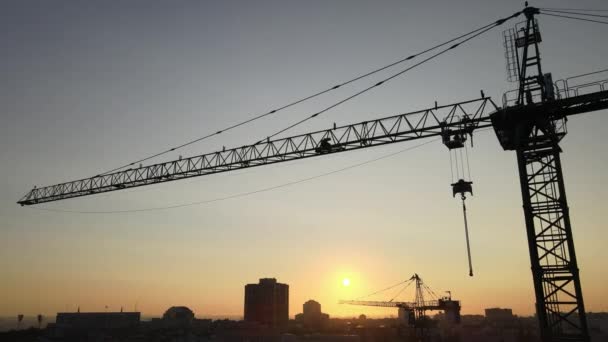 Bouwkraan op een bouwplaats in de stad bij zonsopgang. Kiev, Oekraïne. Luchtzicht — Stockvideo