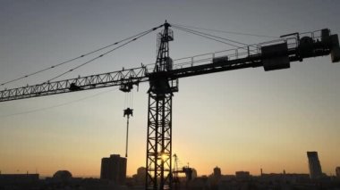 Şafakta şehirde bir inşaat sahasında vinç. Kyiv, Ukrayna. Hava görünümü