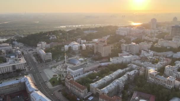 Ukraina, Kijów: Centrum miasta rano o wschodzie słońca. Widok z lotu ptaka. Kijów. — Wideo stockowe