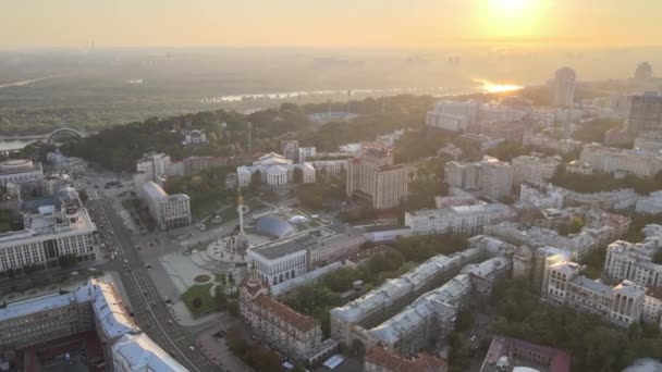 Ukraine, Kiev : centre-ville le matin au lever du soleil. Vue aérienne. Kiev. — Video