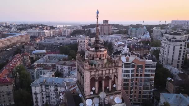 Oekraïne, Kiev: Stadscentrum in de ochtend bij zonsopgang. Luchtfoto 's. Kiev. — Stockvideo