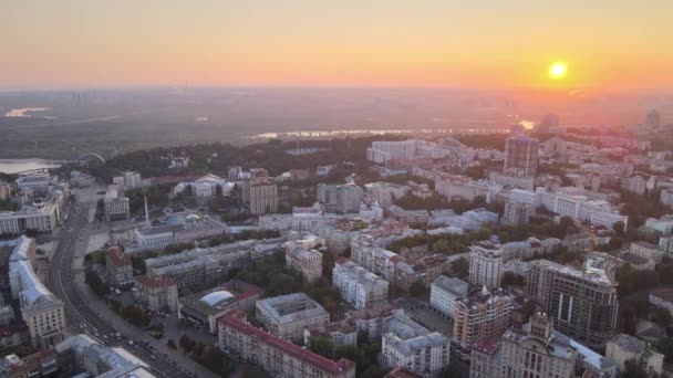 Ukraine, Kiev : centre-ville le matin au lever du soleil. Vue aérienne. Kiev. — Video
