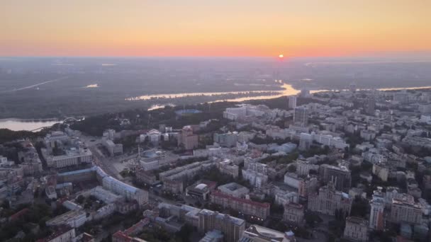 Ukraina, Kijów: Centrum miasta rano o wschodzie słońca. Widok z lotu ptaka. Kijów. — Wideo stockowe