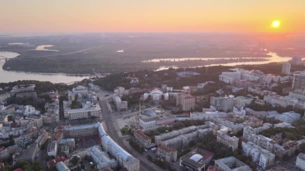 Ukraine, Kiev : centre-ville le matin au lever du soleil. Vue aérienne. Kiev. — Video