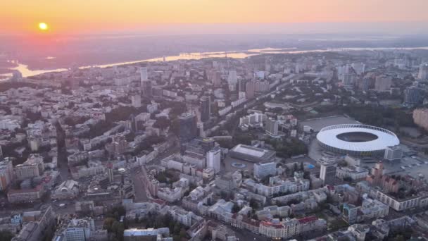 Ukrayna, Kyiv: Sabahın köründe şehir merkezi. Hava görüntüsü. Kiev. — Stok video