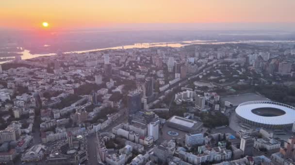 Ukrayna, Kyiv: Sabahın köründe şehir merkezi. Hava görüntüsü. Kiev. — Stok video