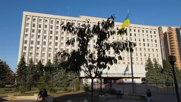 El edificio de la Comisión Electoral Central de Ucrania en Kiev. Aérea. Movimiento lento — Vídeos de Stock