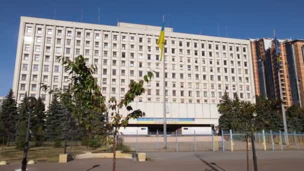 Здание Центральной избирательной комиссии Украины в Киеве. Воздушный. Медленное движение — стоковое видео