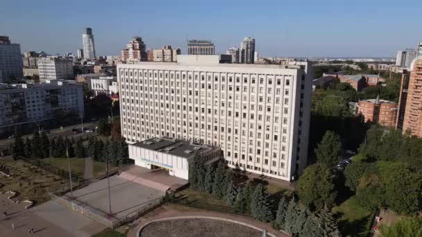 El edificio de la Comisión Electoral Central de Ucrania en Kiev. Aérea. Movimiento lento — Vídeos de Stock