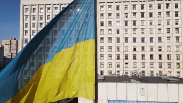 El edificio de la Comisión Electoral Central de Ucrania en Kiev. Aérea. Movimiento lento — Vídeo de stock