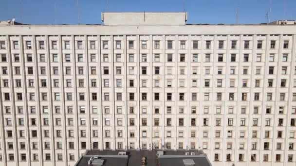 El edificio de la Comisión Electoral Central de Ucrania en Kiev. Aérea. Movimiento lento — Vídeos de Stock