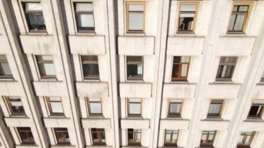 Kentsel mimari: Bir binanın birçok penceresi. Yavaş çekim
