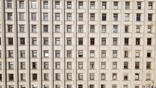 Architettura urbana: Molte finestre di un edificio. Rallentatore — Video Stock