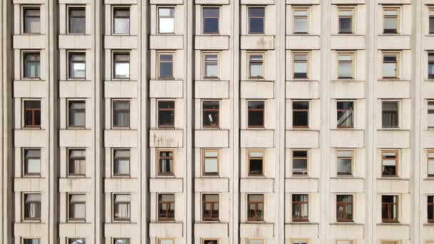 Arquitectura urbana: Muchas ventanas de un edificio. Movimiento lento — Vídeo de stock