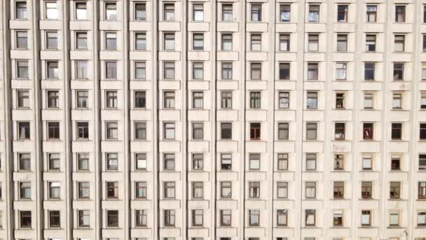 Architettura urbana: Molte finestre di un edificio. Rallentatore — Video Stock