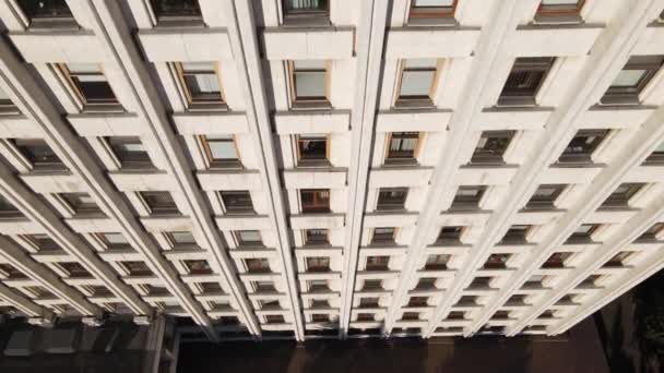 Városi építészet: Egy épület sok ablaka. Lassú mozgás. — Stock videók