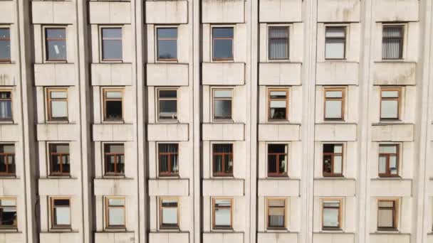 Urban architecture: Many windows of a building. Slow motion — Stock Video