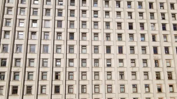 Urbane Architektur: Viele Fenster eines Gebäudes. Zeitlupe — Stockvideo