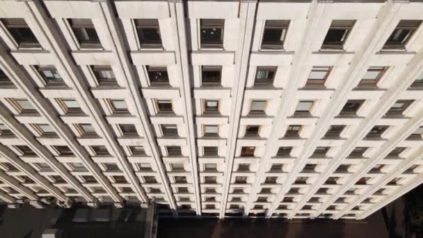 Міська архітектура: багато вікон будівлі. Повільний рух — стокове відео