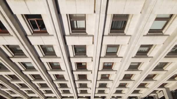Stadsarkitektur: Många fönster i en byggnad. Långsamma rörelser — Stockvideo