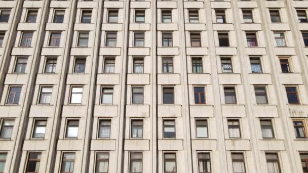 Arquitetura urbana: Muitas janelas de um edifício. Movimento lento — Vídeo de Stock