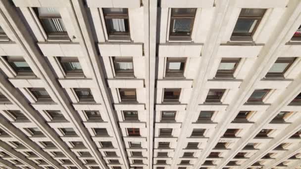 Architecture urbaine : De nombreuses fenêtres d'un bâtiment. Mouvement lent — Video