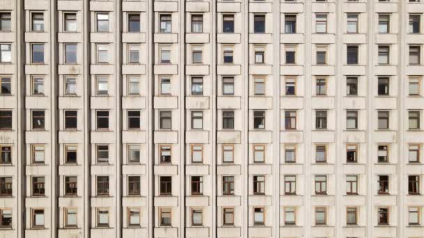 Městská architektura: Mnoho oken budovy. Zpomalený pohyb — Stock video