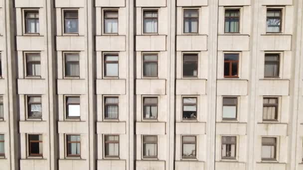 Urban architecture: Many windows of a building. Slow motion — Stock Video