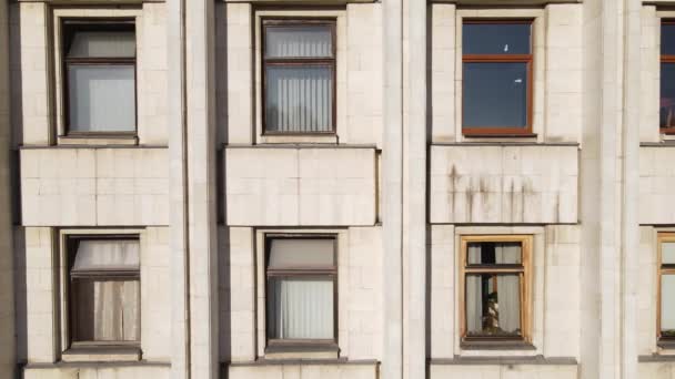 Stedelijke architectuur: Veel ramen van een gebouw. Langzame beweging — Stockvideo