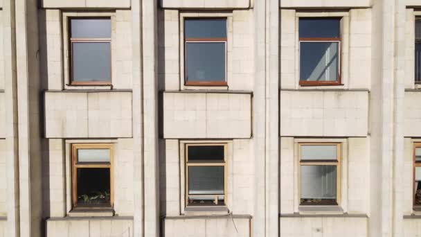 Arquitectura urbana: Muchas ventanas de un edificio. Movimiento lento — Vídeos de Stock