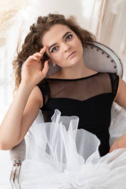 Kıvırcık saçlı, güzel bir kız balerin.