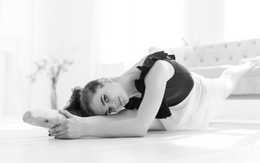 Kıvırcık saçlı kız balerin. Siyah beyaz fotoğraf. BW