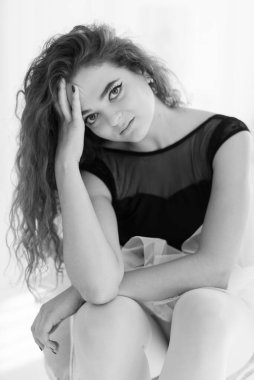 Kıvırcık saçlı kız balerin. Siyah beyaz fotoğraf. BW