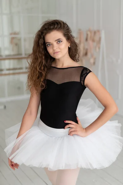 Mladá krásná dívka balerína s kudrnaté vlasy — Stock fotografie
