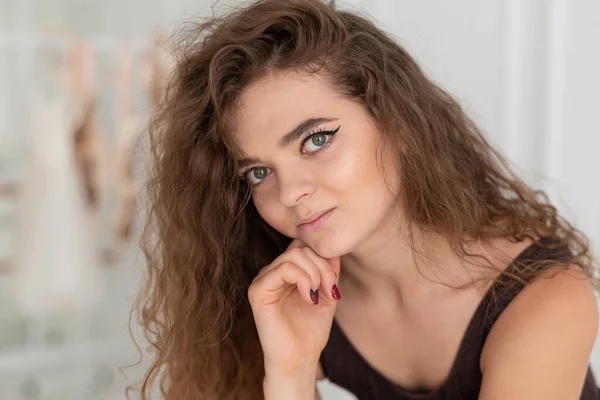 Jong mooi meisje ballerina met krullend haar — Stockfoto