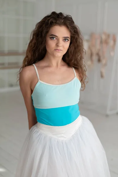 Giovane bella ragazza ballerina con i capelli ricci — Foto Stock