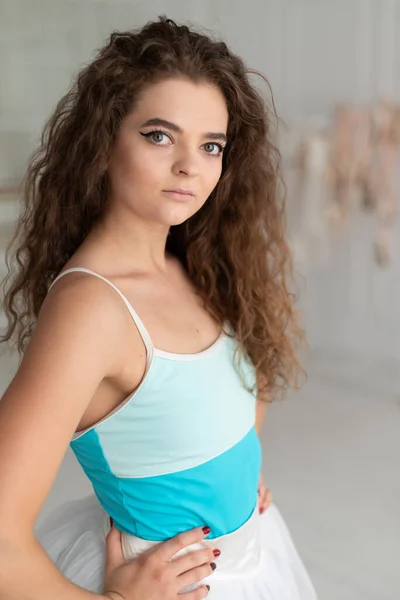 Junge schöne Mädchen Ballerina mit lockigem Haar — Stockfoto