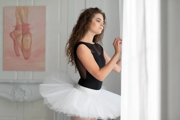 Молодая красивая балерина с вьющимися волосами — стоковое фото
