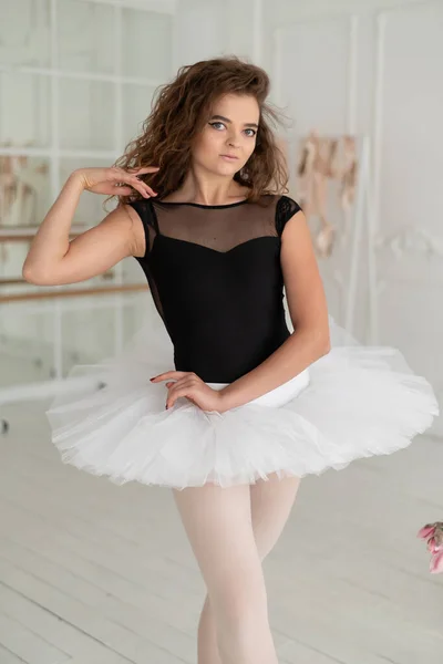 Jovem linda bailarina menina com cabelo encaracolado — Fotografia de Stock