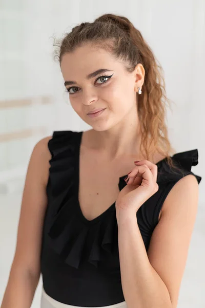 Junge schöne Mädchen Ballerina mit lockigem Haar — Stockfoto