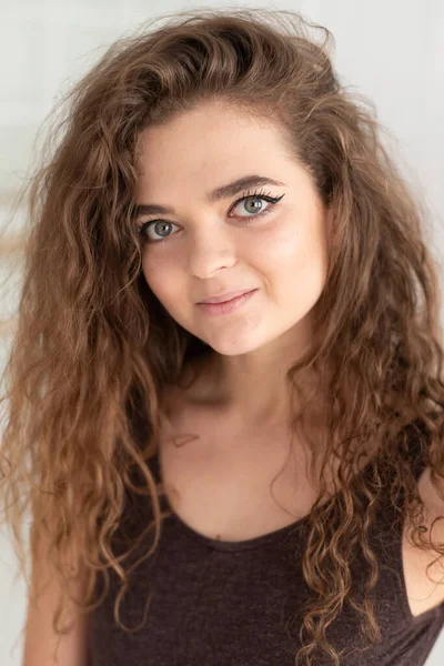 Jovem linda bailarina menina com cabelo encaracolado — Fotografia de Stock