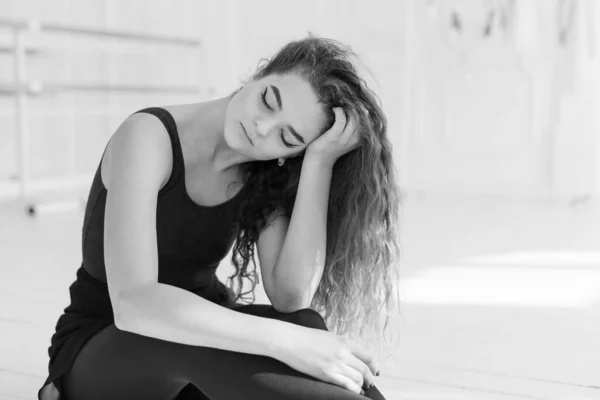 Ballerina mit lockigem Haar. Schwarz-Weiß-Foto. BW — Stockfoto