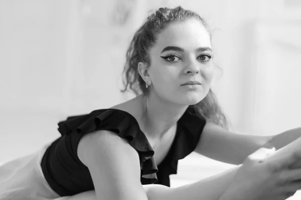 Meisje ballerina met krullend haar. Zwart-wit foto. BW — Stockfoto