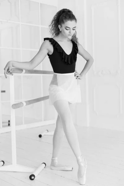 Девушка-балерина с вьющимися волосами. Черно-белая фотография. BW — стоковое фото