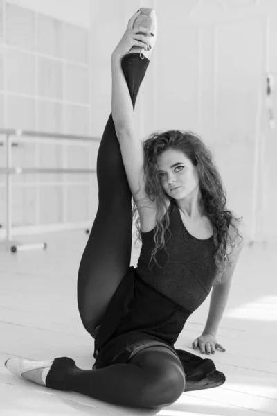 Девушка-балерина с вьющимися волосами. Черно-белая фотография. BW — стоковое фото