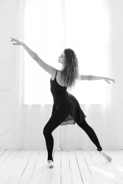 Ballerina mit lockigem Haar. Schwarz-Weiß-Foto. BW — Stockfoto