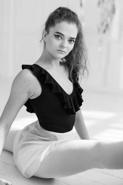 Ragazza ballerina con i capelli ricci. Foto in bianco e nero. BW — Foto Stock