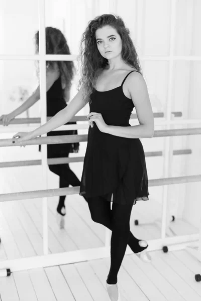 Bailarina con pelo rizado. Foto en blanco y negro. BW — Foto de Stock